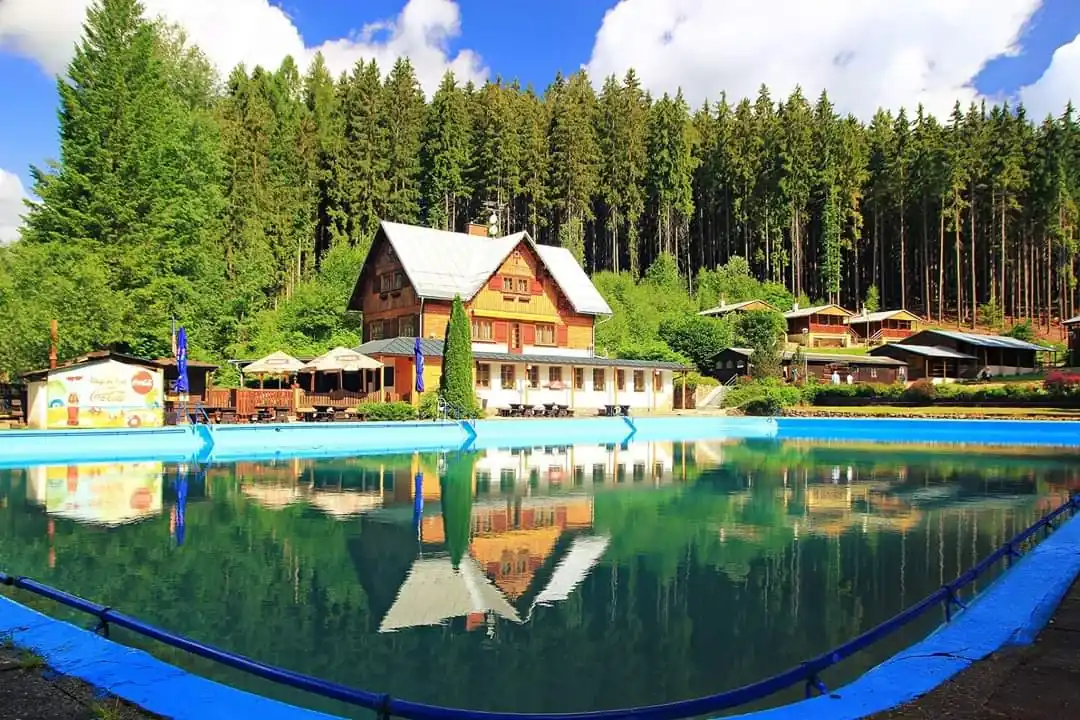 Zimowy krajobraz wokół resortu.