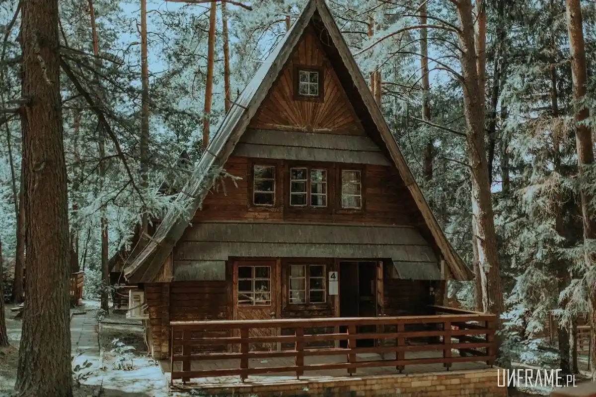 Przeszklona oranżeria w dworku z oświetleniem.