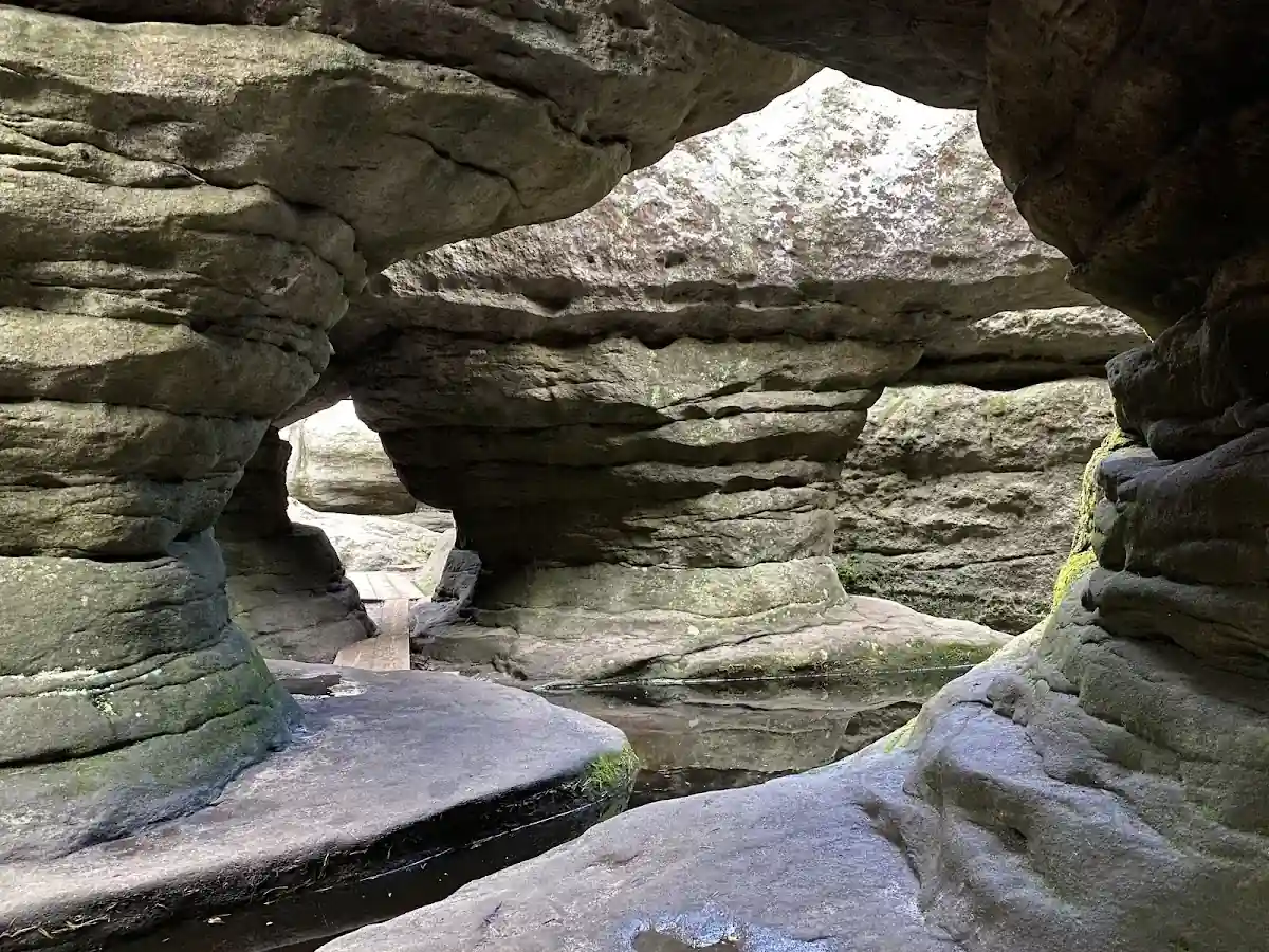 Zasypany śniegiem skalny korytarz w Błędnych Skałach.