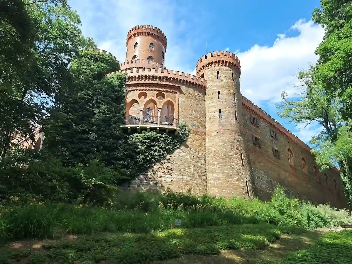 Zabytkowe mauzoleum w parku pałacowym w Kamieńcu pod ośnieżonymi drzewami.