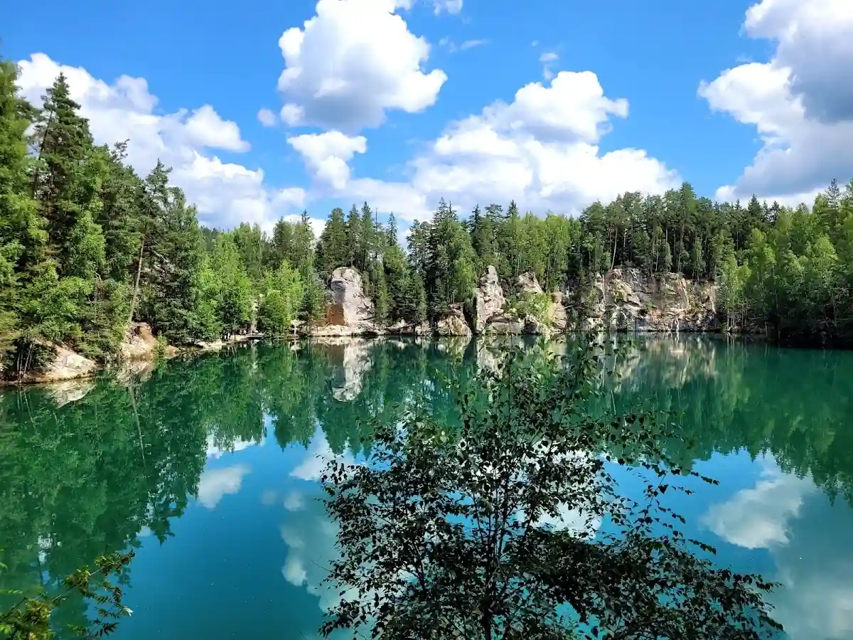 Panorama skalnego miasta.