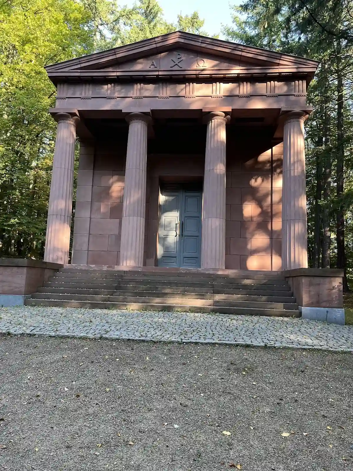 Monumentalna bryła pałacu w Kamieńcu Ząbkowickim pod śnieżną okiścią w pełnym słońcu.