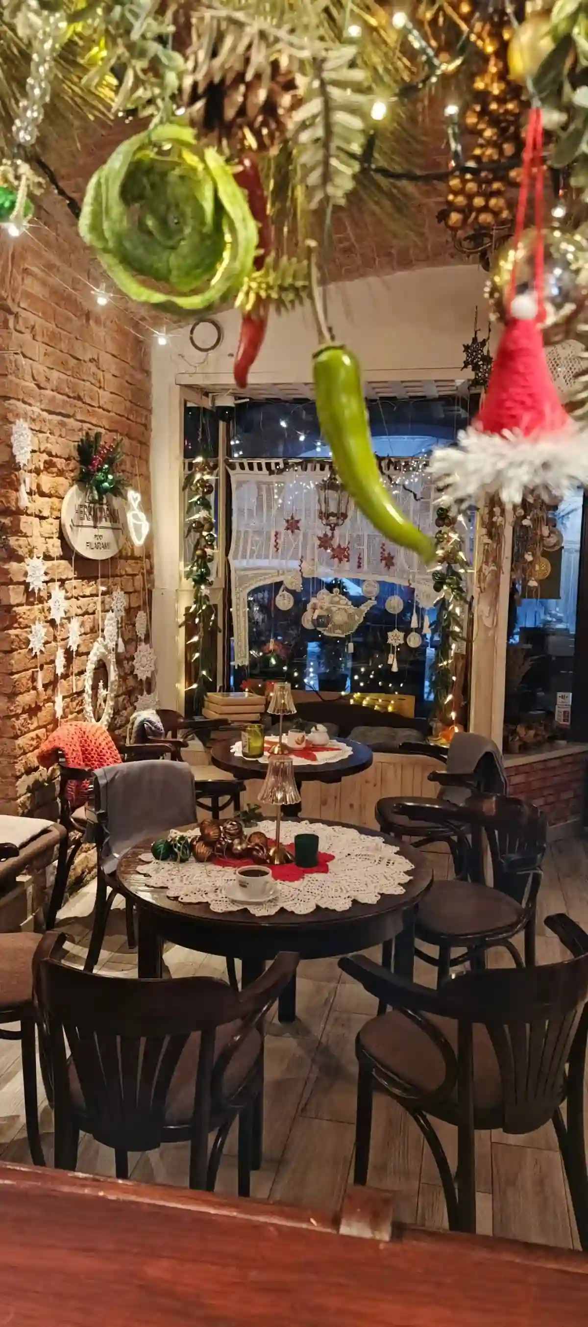 Przytulne wnętrze herbaciarni.