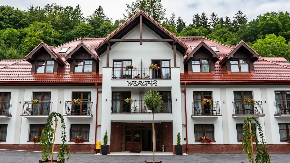 Basen z hydromasażem w strefie spa hotelu Werona