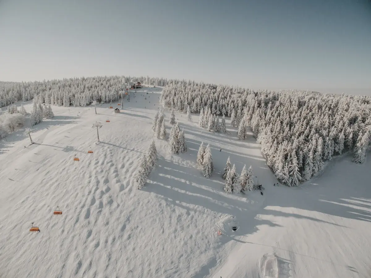 Zimowa panorama Zieleńca z widoczną infrastrukturą Winterpolu.