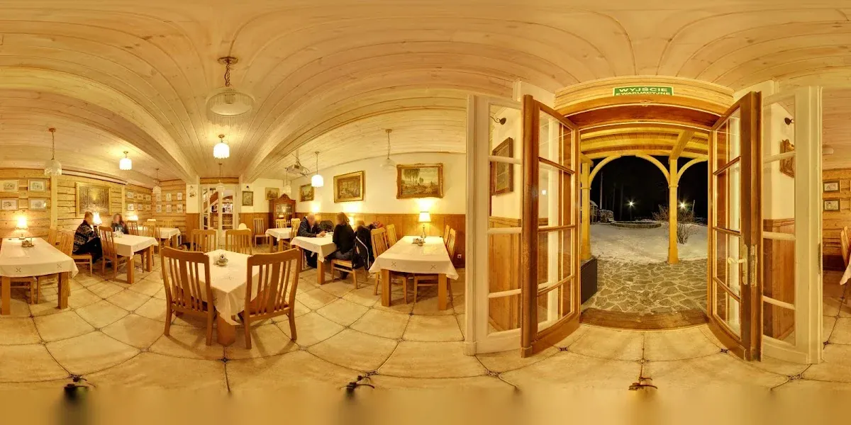 Zastawiony stół w restauracji Alpejskiego Dworu z regionalnymi specjałami.