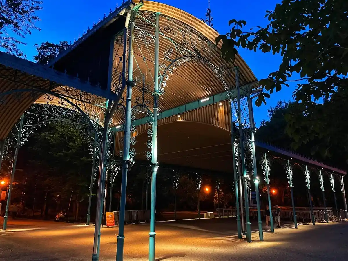 Iluminacja parku zdrojowego.