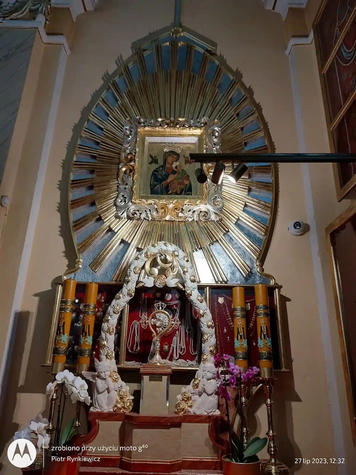 Nastrojowe schody wejściowe do sanktuarium w otoczeniu starych drzew.