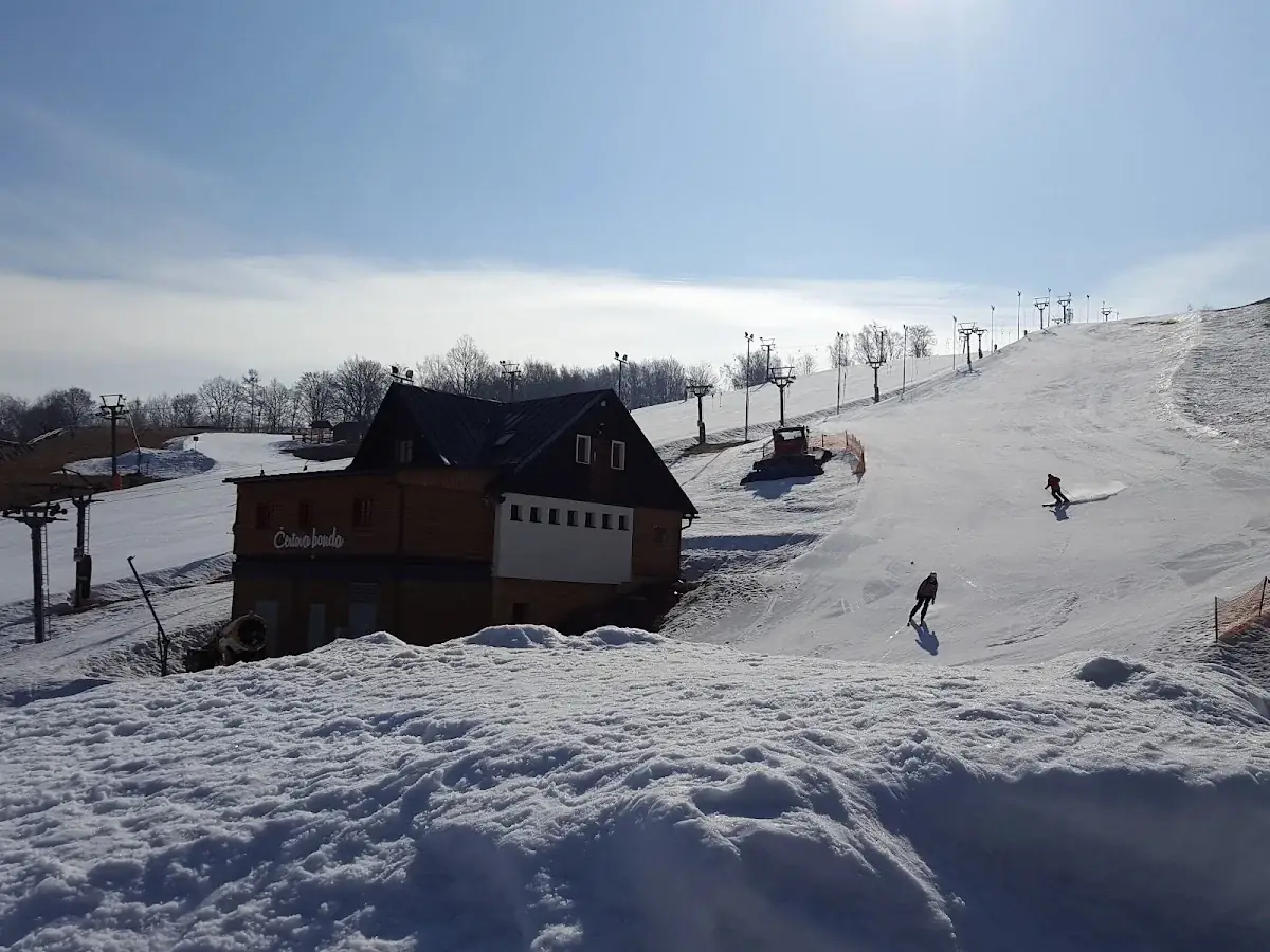 Widok z góry na rozległe trasy narciarskie w Mladé Buky.
