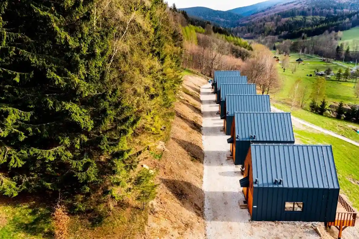 Basen oświetlony reflektorami wieczorem w Osadzie.