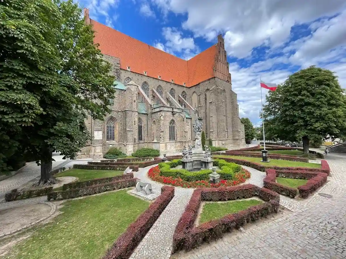 Monumentalne sklepienie bazyliki w Strzegomiu