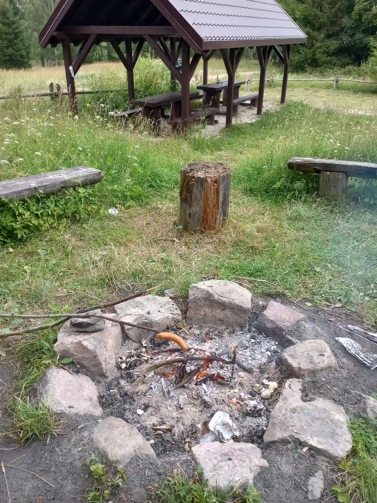 Wiata w zimowym lesie.