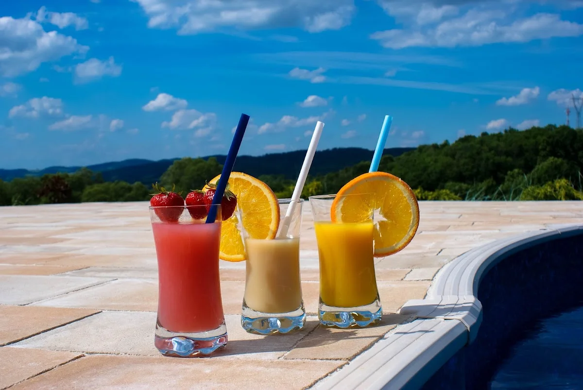 Przytulna jadalnia z kominkiem w domku Piaskowy Koń.