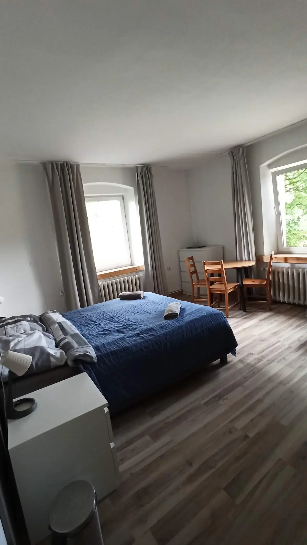 Widok z Pasterki na ośnieżone szczyty Gór Stołowych.