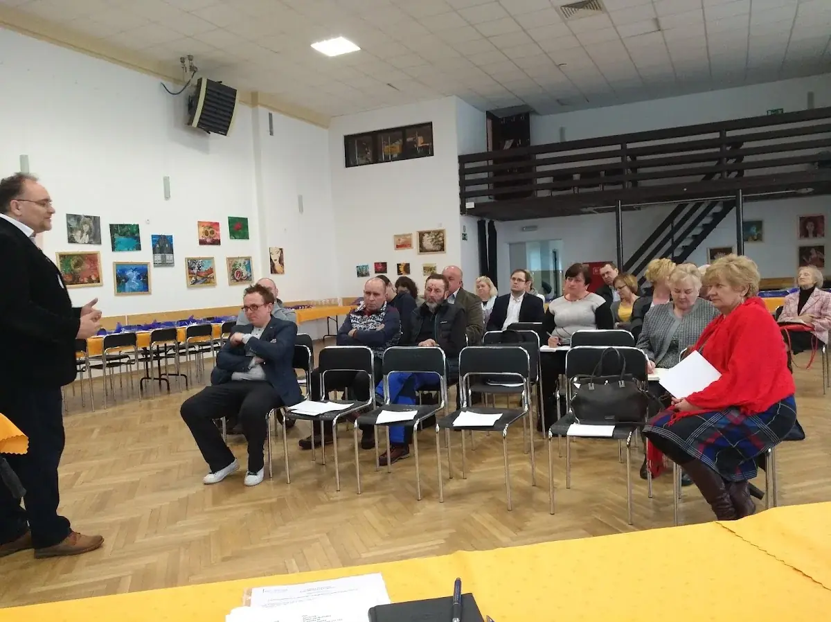 Próba występu na scenie o słońcu pod niebem o świcie.