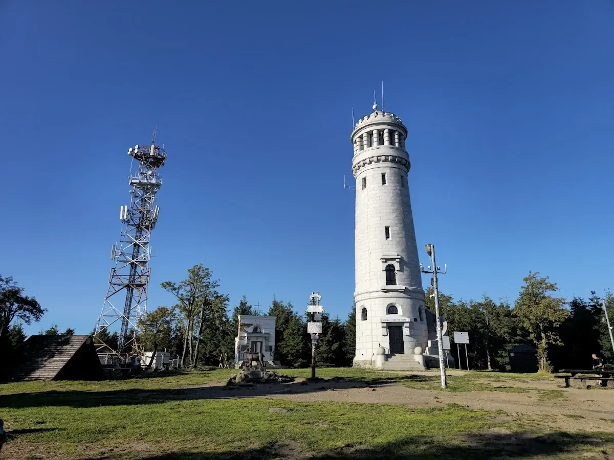 Zasypane śniegiem podejście pod Wielką Sowę pod błękitnym niebem.