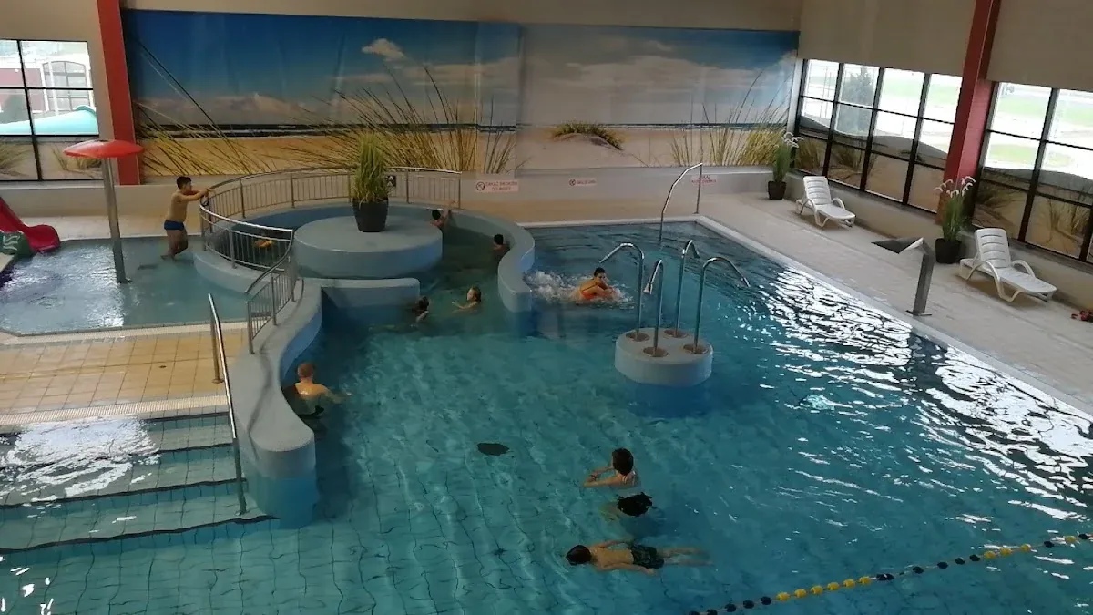 Nocna panorama miasta Strzelin widoczna przez okna aquaparku.