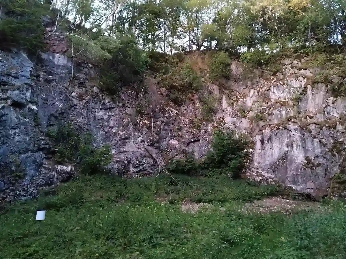 Skalna baszta nad ścieżką turystyczną pod niebem pod słońcem o świcie.