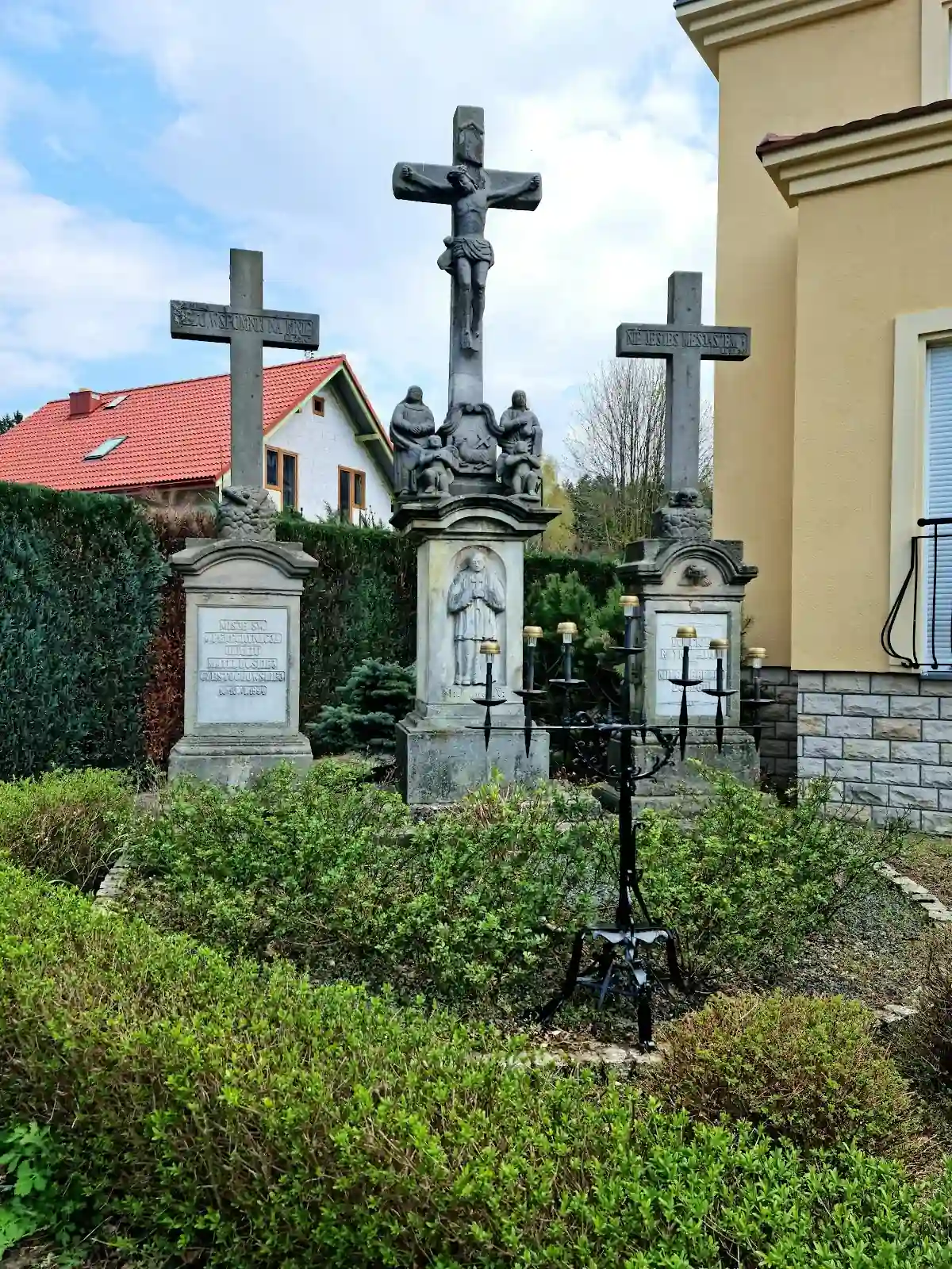 Wnętrze kościoła Miłosierdzia Bożego – gra światła i przestrzeni.