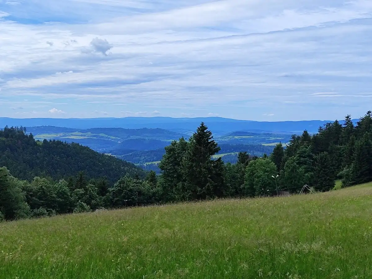 Zachód słońca nad ośnieżoną Polaną Jugowską w barwach.