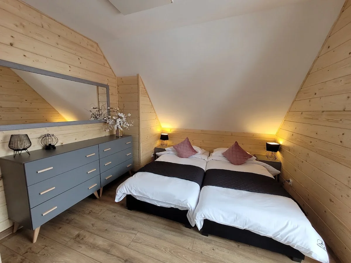 Nowoczesne wnętrze sypialni w Osadzie Orlica.