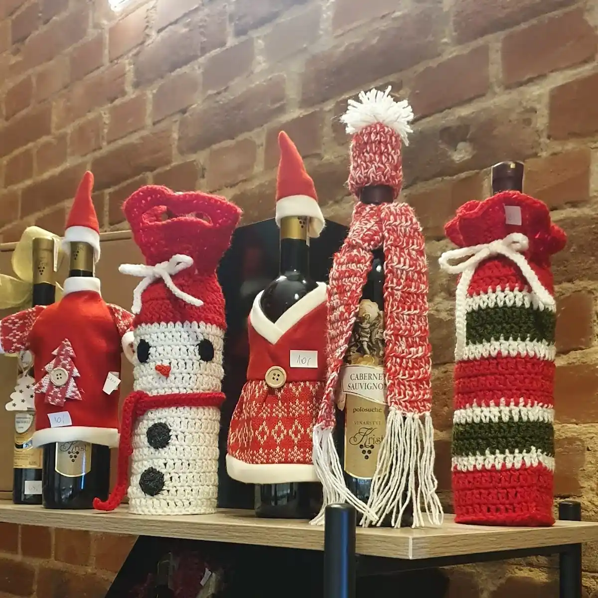 Półki pełne skarbów.