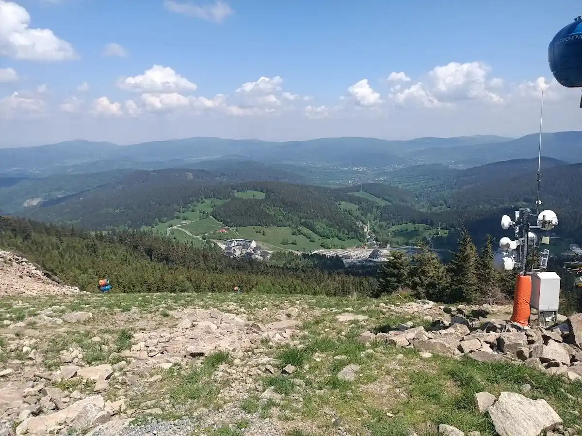 Malownicze formacje skalne przy trasach rowerowych w Czarnej Górze.