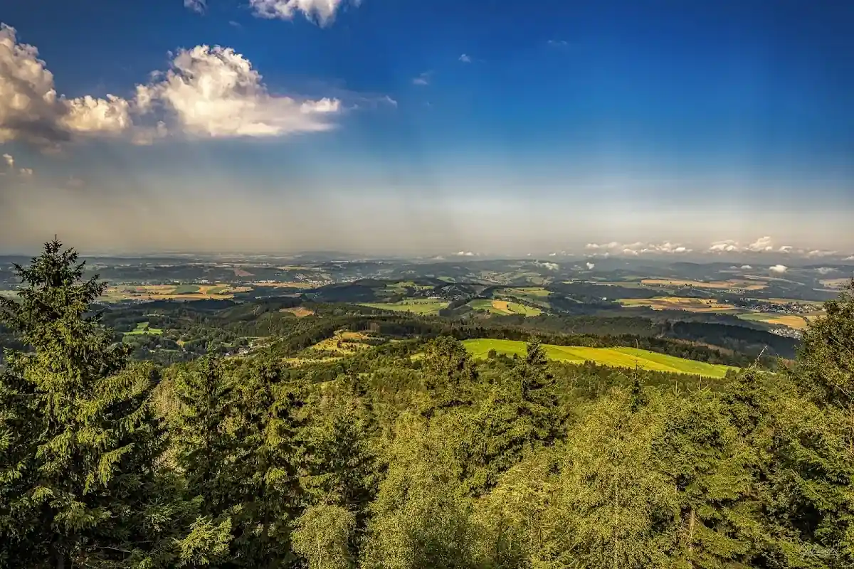 Skała Małpolud w zimowej scenerii.