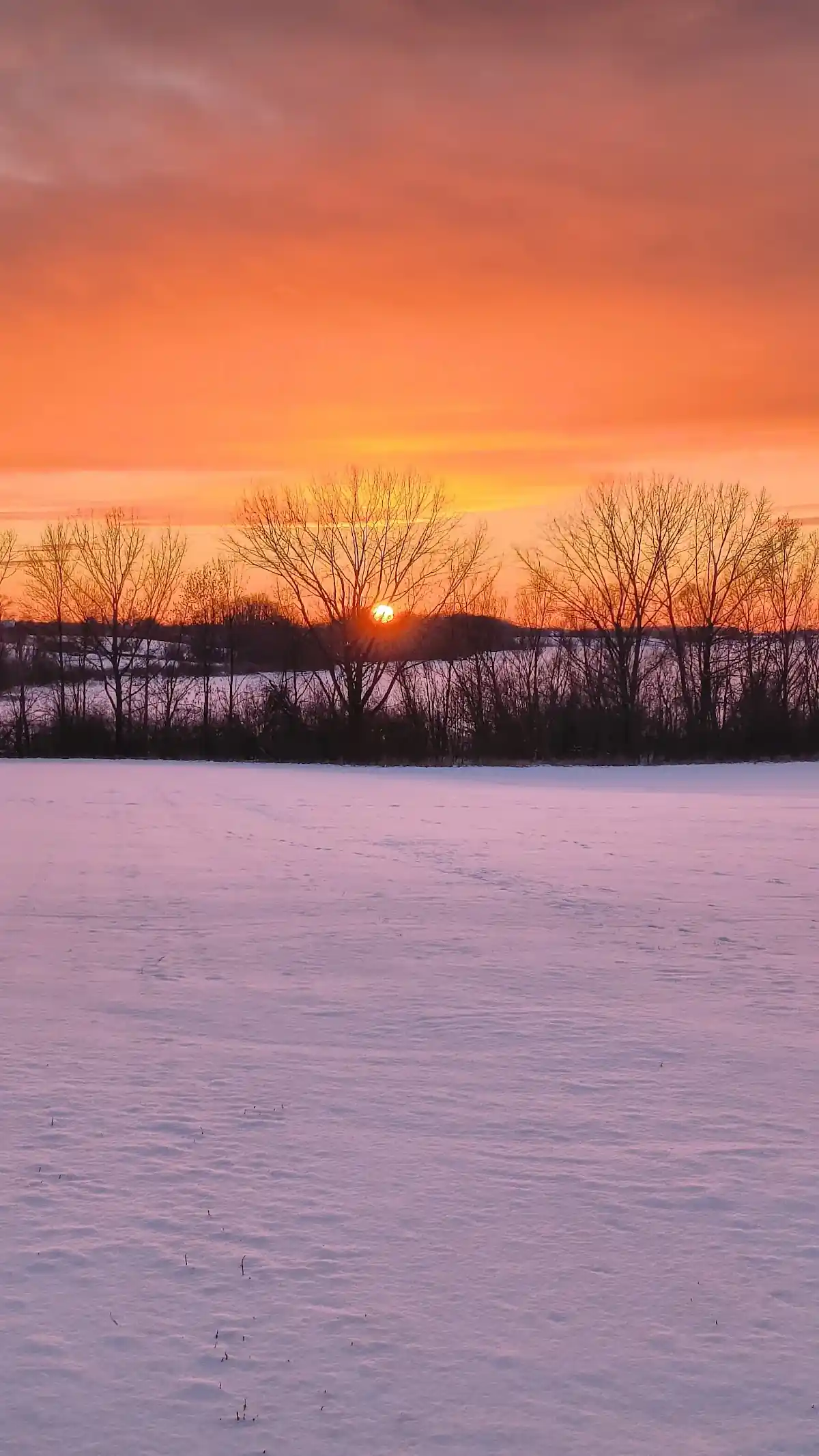 Zimowy zachód słońca nad Řemínkiem – gra kolorów na niebie.
