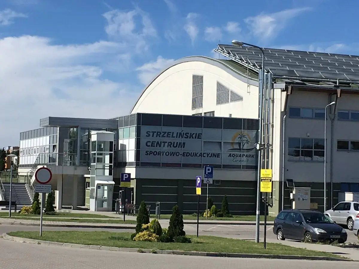 Dzieci bawiące się w basenie, radość i ruch wody.