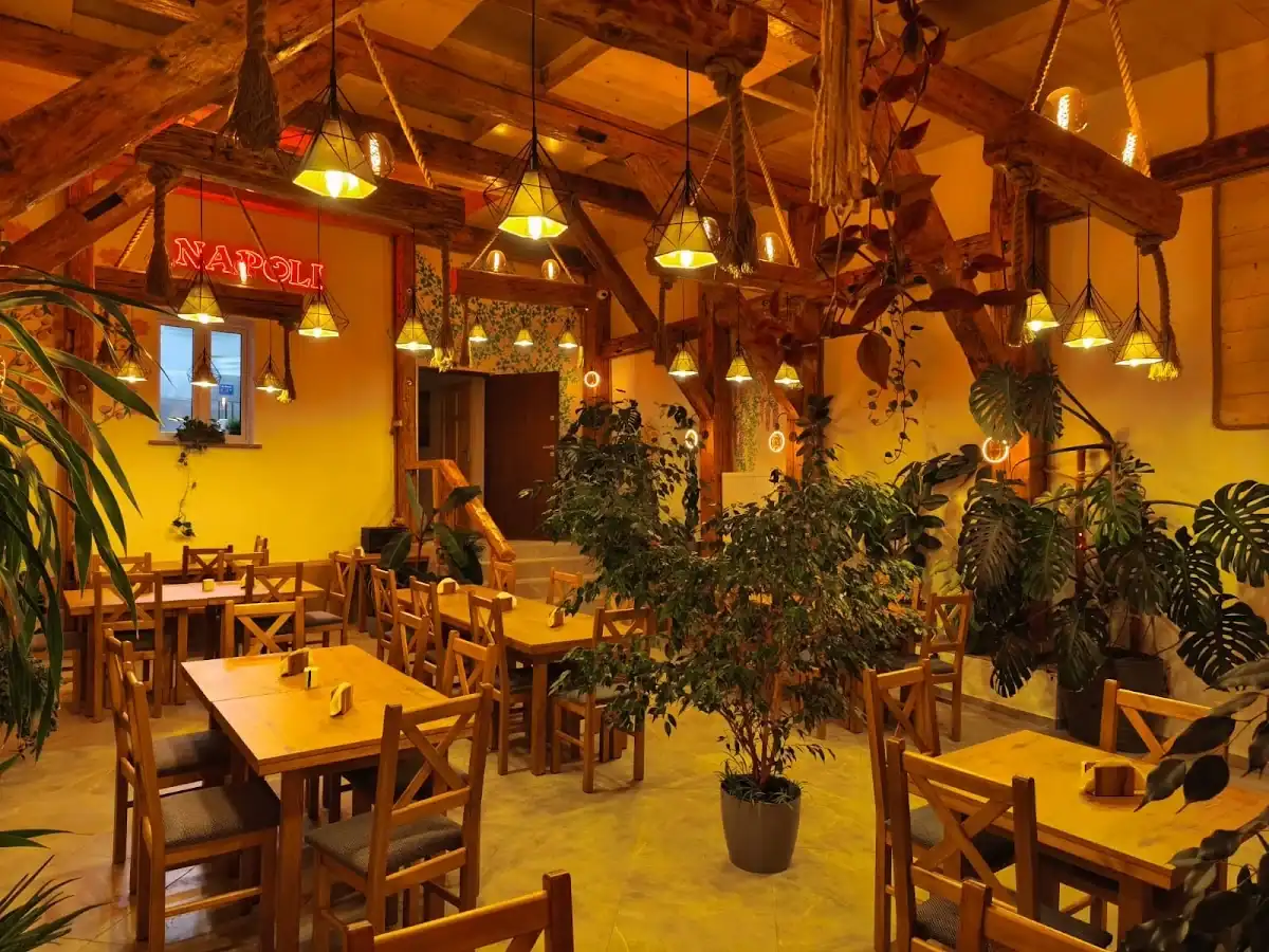 Stylowe wnętrze restauracji Napoli z ciepłym, oświetleniem.