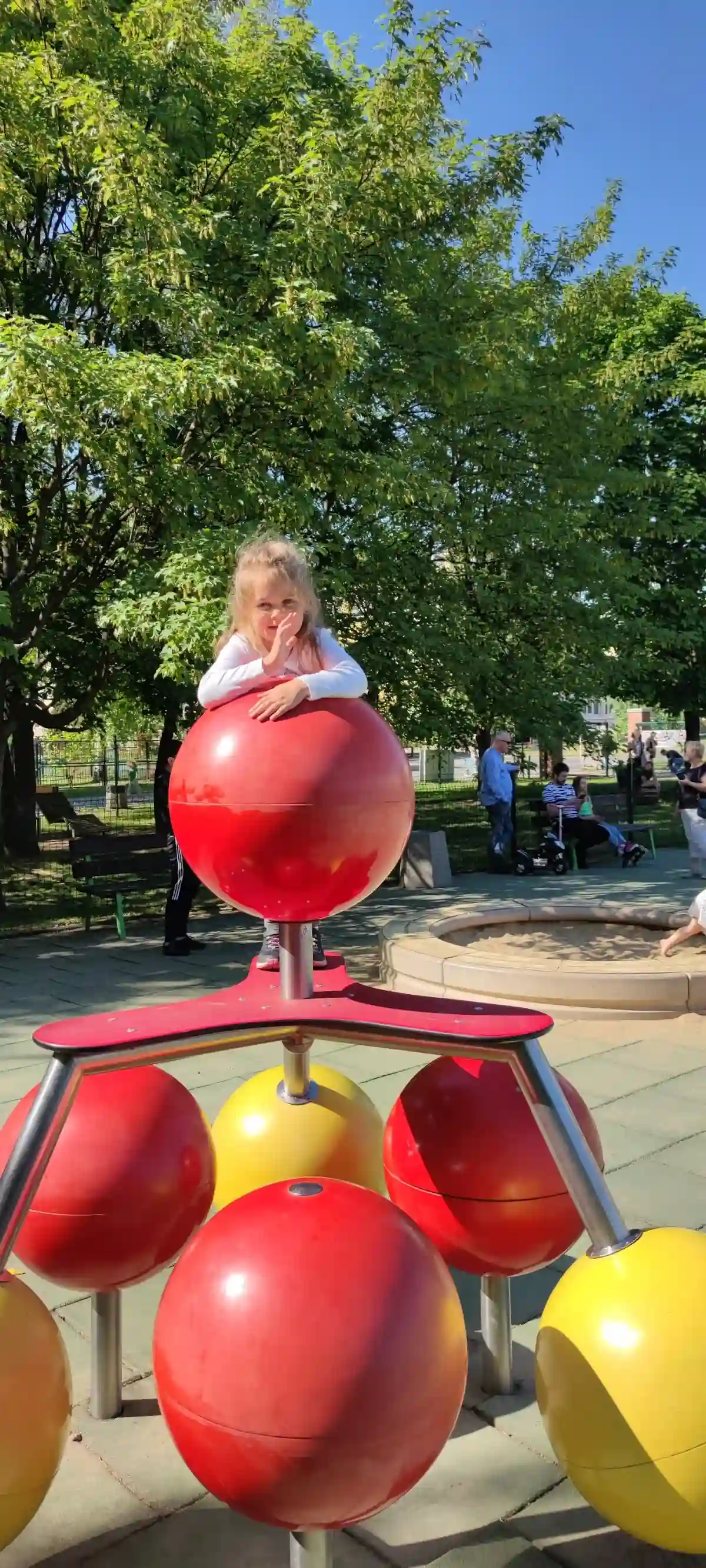 Radość na placu zabaw.