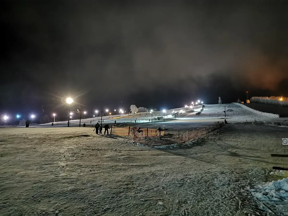 Wieczorna panorama na oświetlone trasy orczyka w Rzeczce.