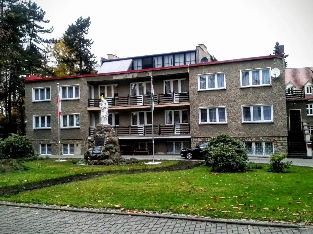 Monumentalna wieża kościoła w Szczawnie-Zdroju pod błękitnym niebem.