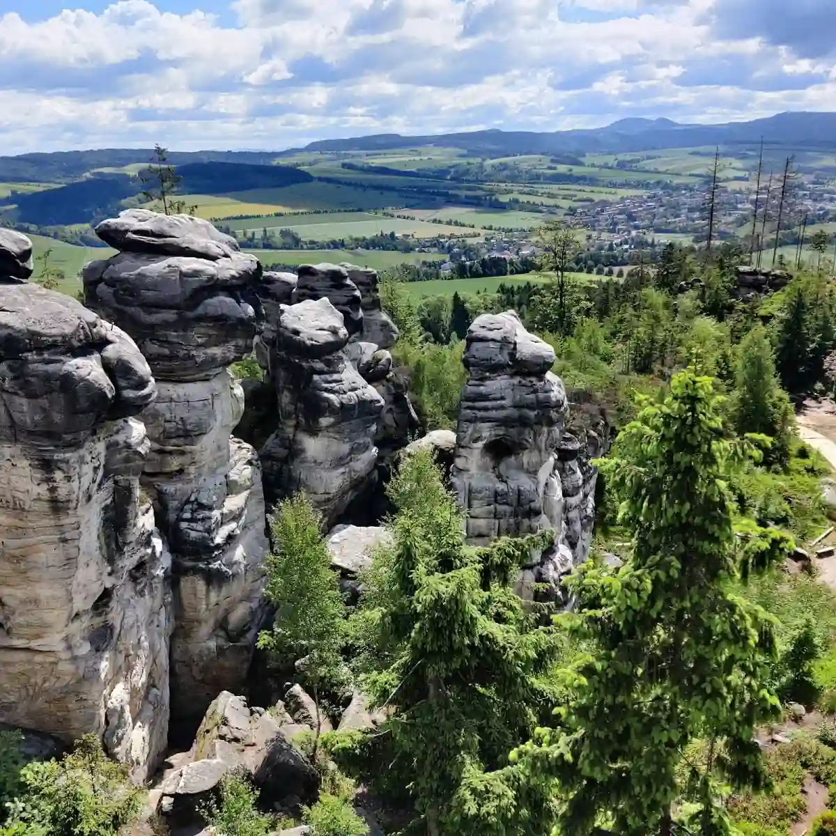 Skalna ściana o porowatej strukturze na Ostašu o świcie.