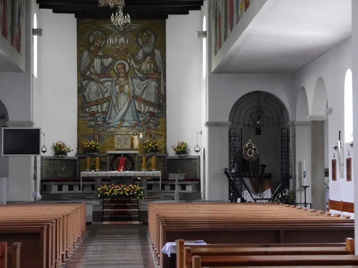 Nastrojowe detale wnętrza kościoła – ambona i fragmenty mozaik pod słońcem.