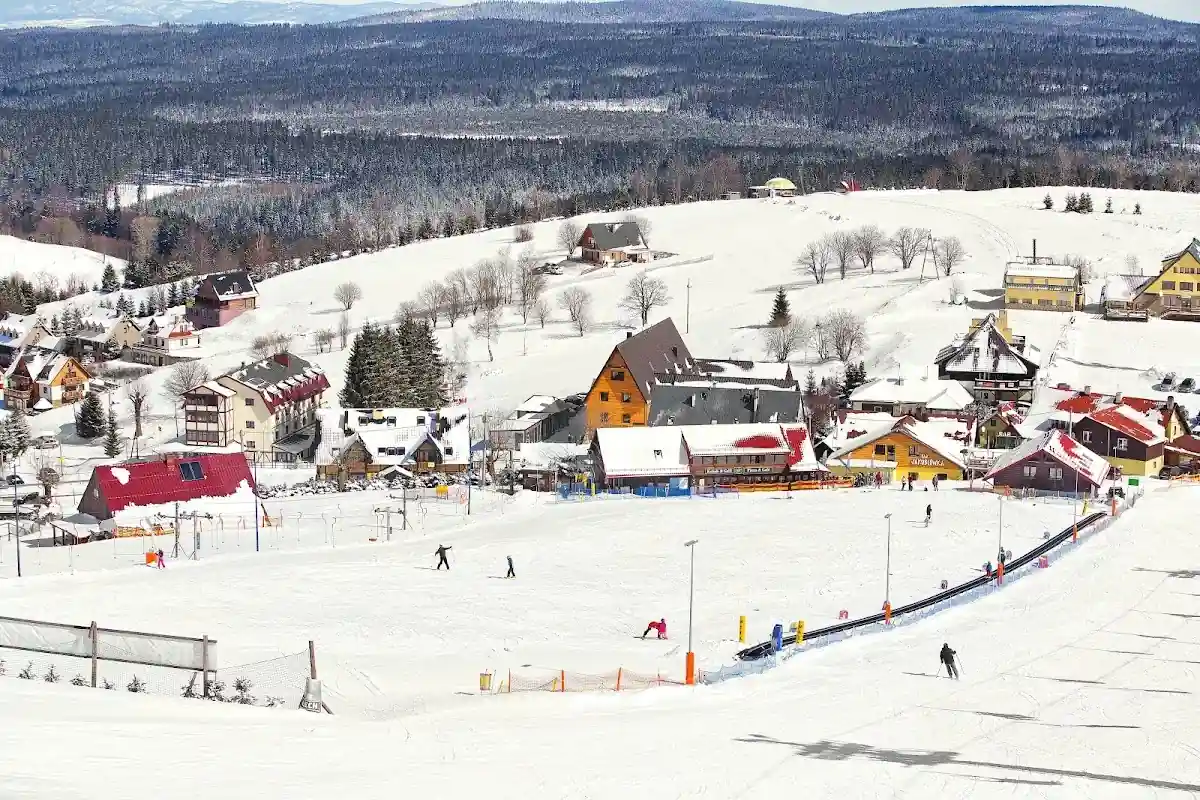 Narciarze na nasłonecznionym stoku wyciągu Bartuś w Zieleńcu.