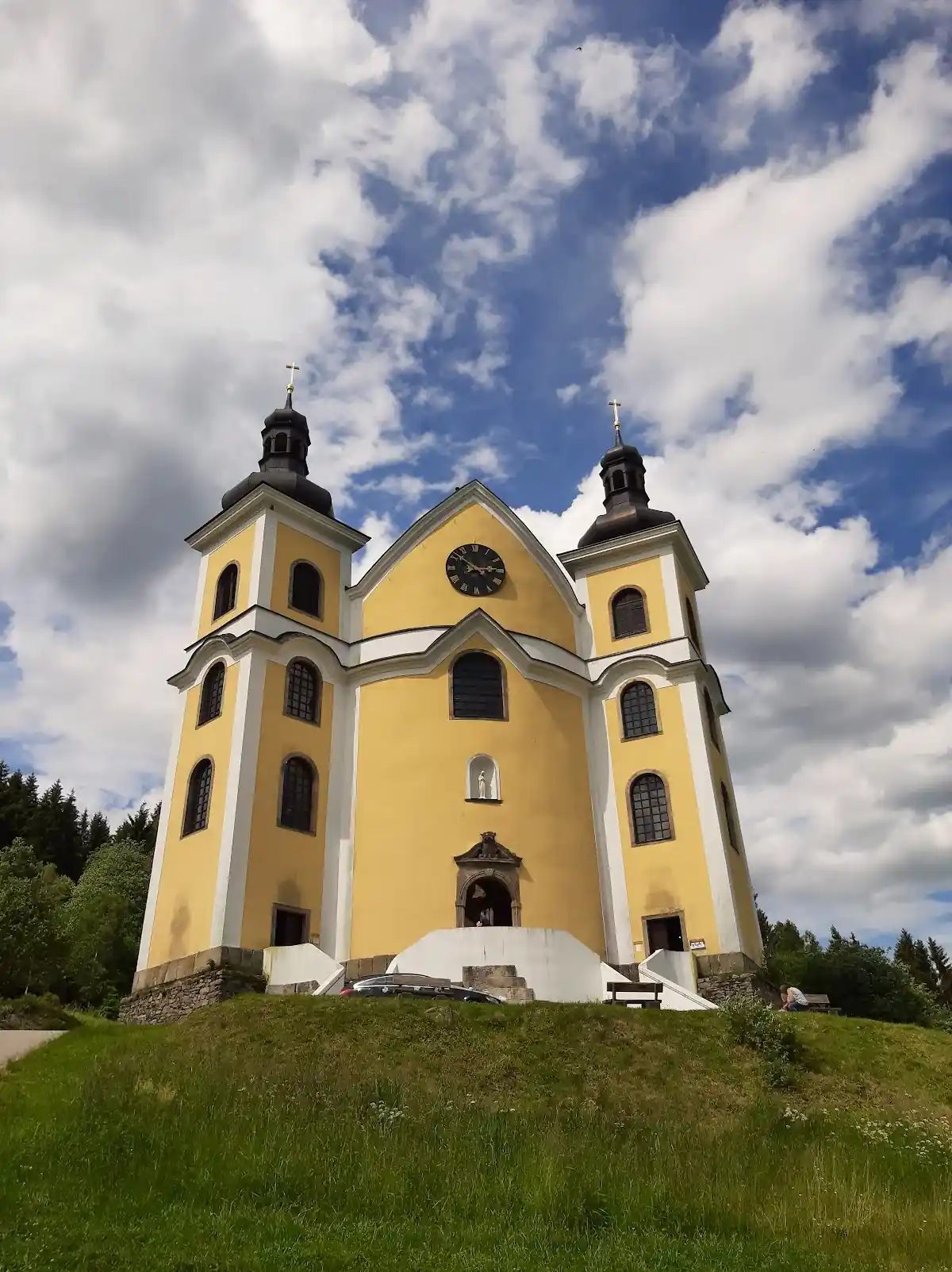 Szklany dach kościoła w Neratovie widziany z wnętrza