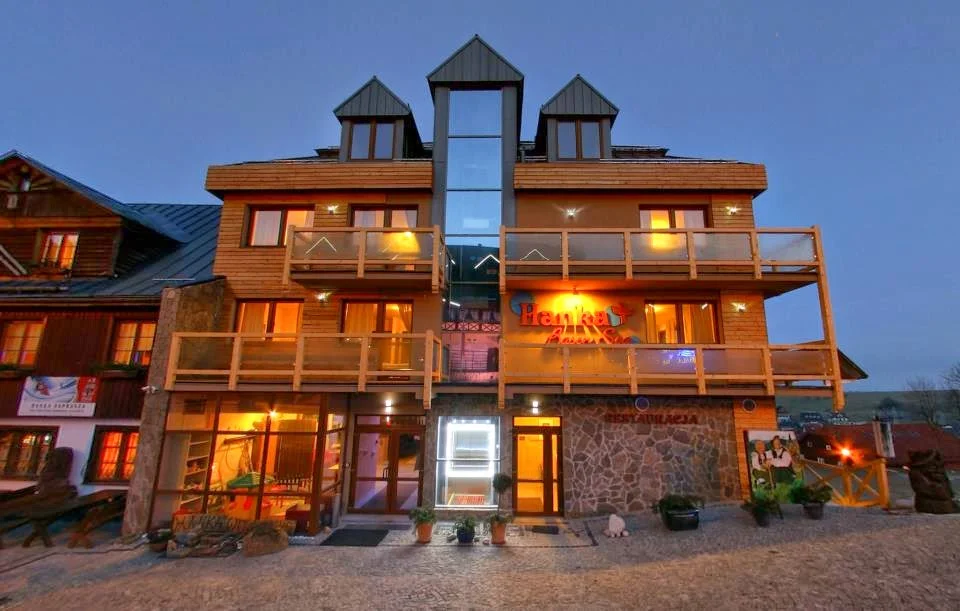 Przytulny salon z kominkiem w Hance.