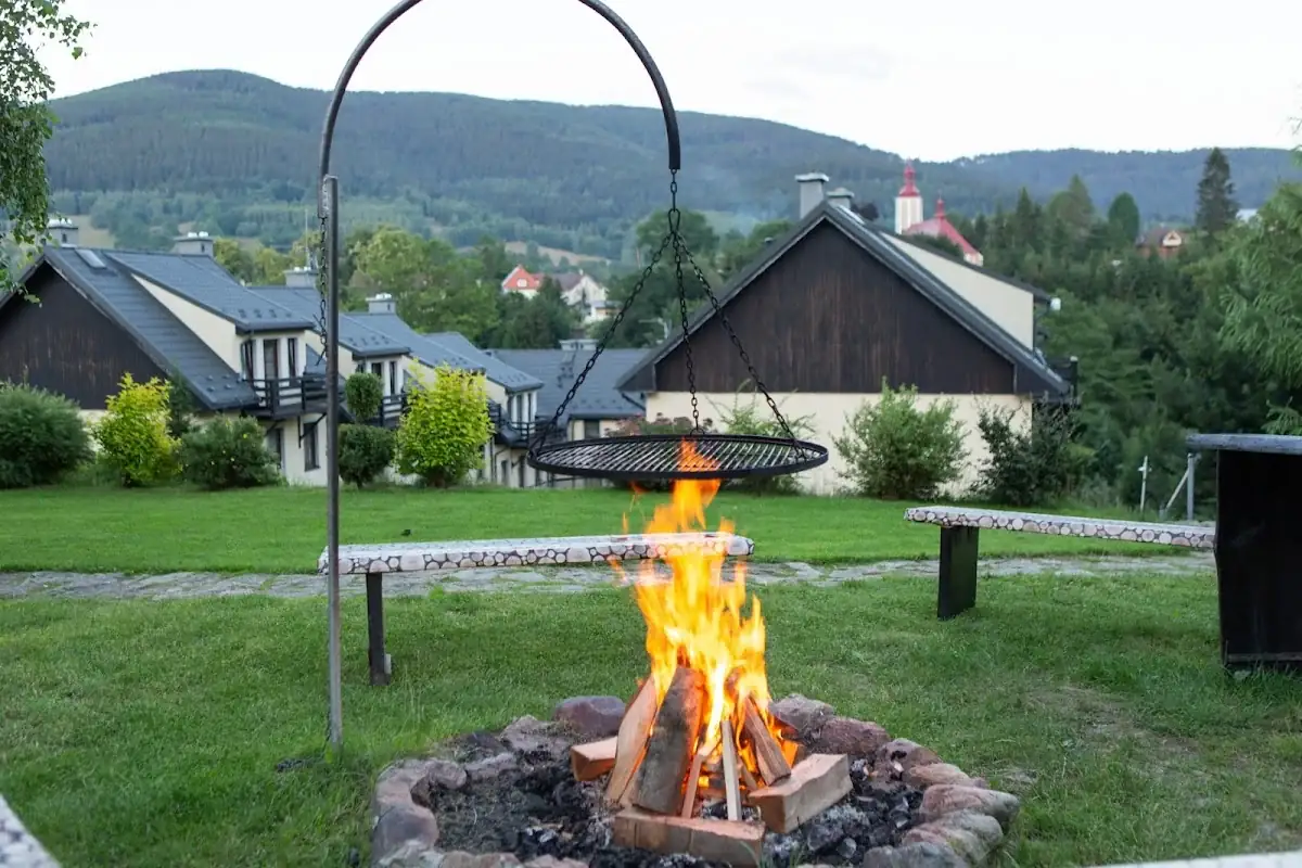 Zimowe ognisko w hotelowym ogrodzie.