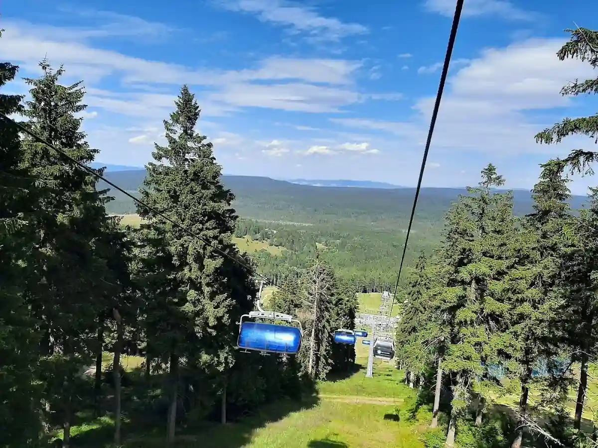Wieczorne oświetlenie parkingu i dolnej stacji Nartoramy.