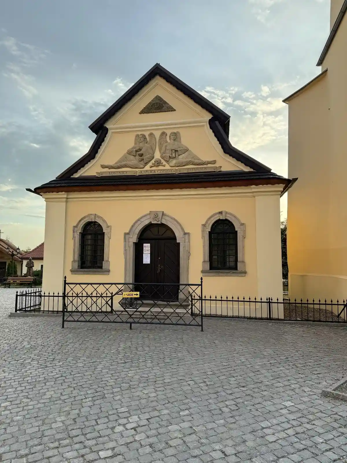 Zewnętrzna elewacja Kaplicy Czaszek w Czermnej.