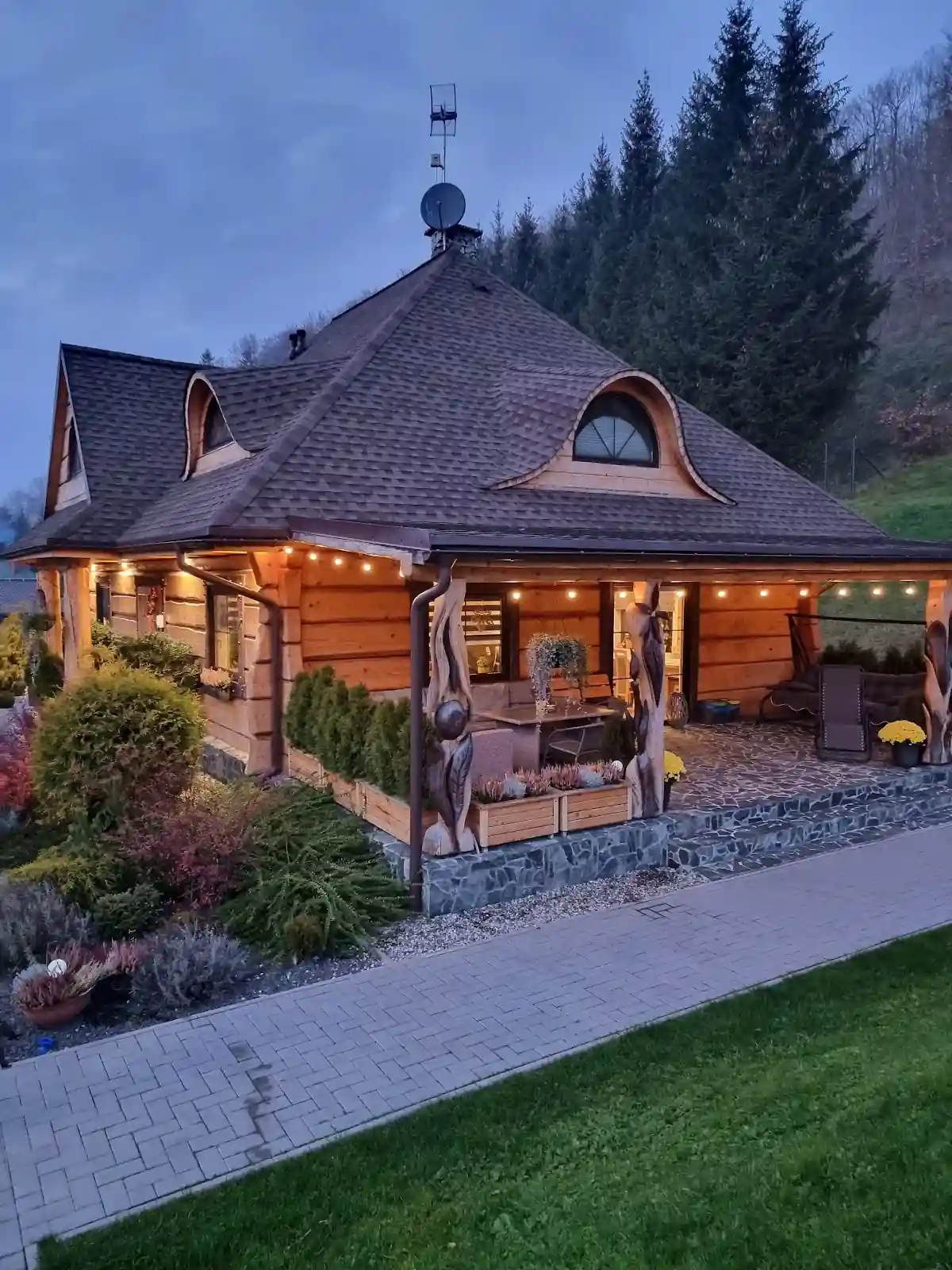 Podświetlony Agrodomek w Konradowie zapraszający pod swoje dachy zimą.