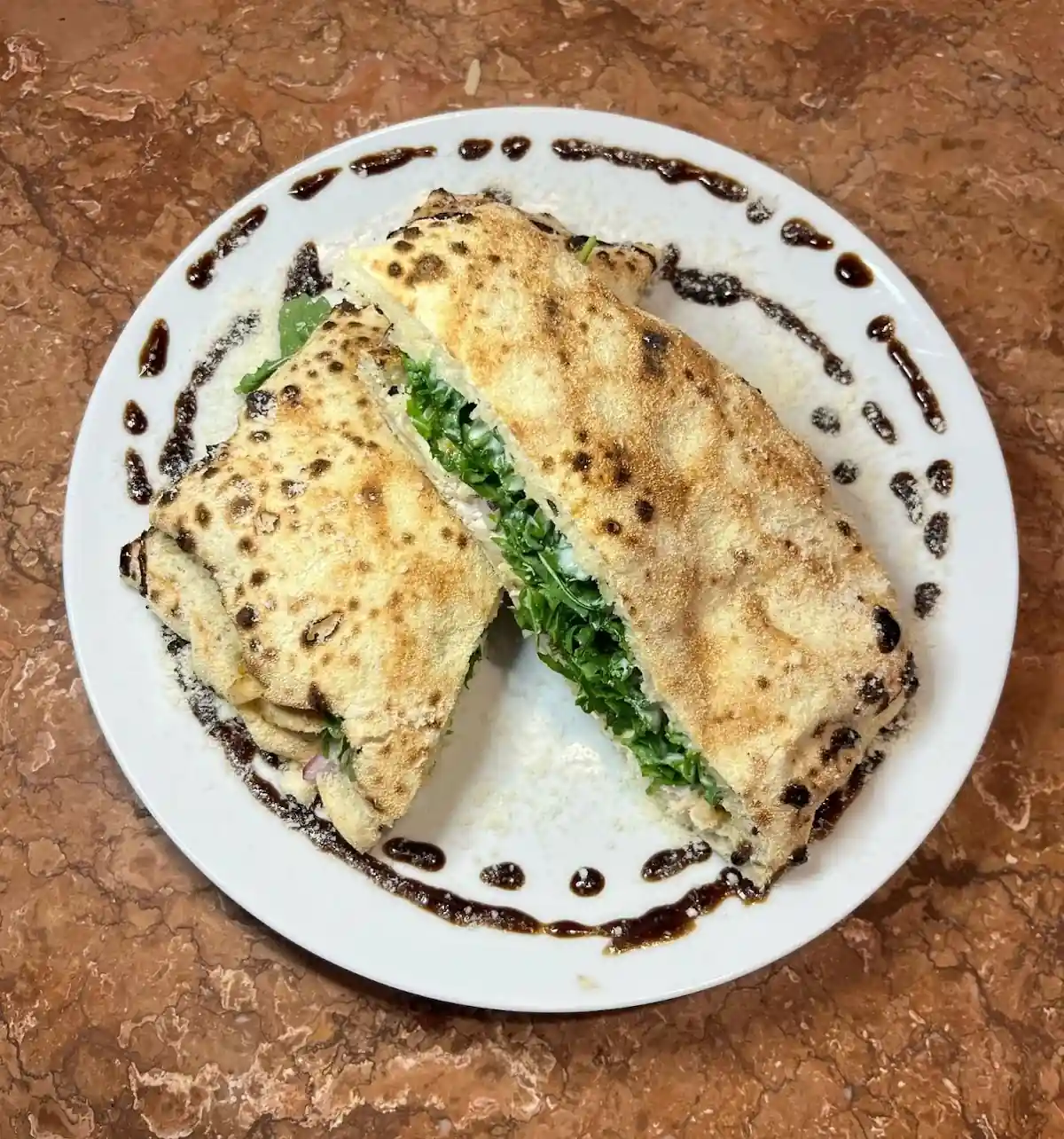 Różnorodne dania mięsne serwowane w Napoli, podane na nowoczesnych talerzach.