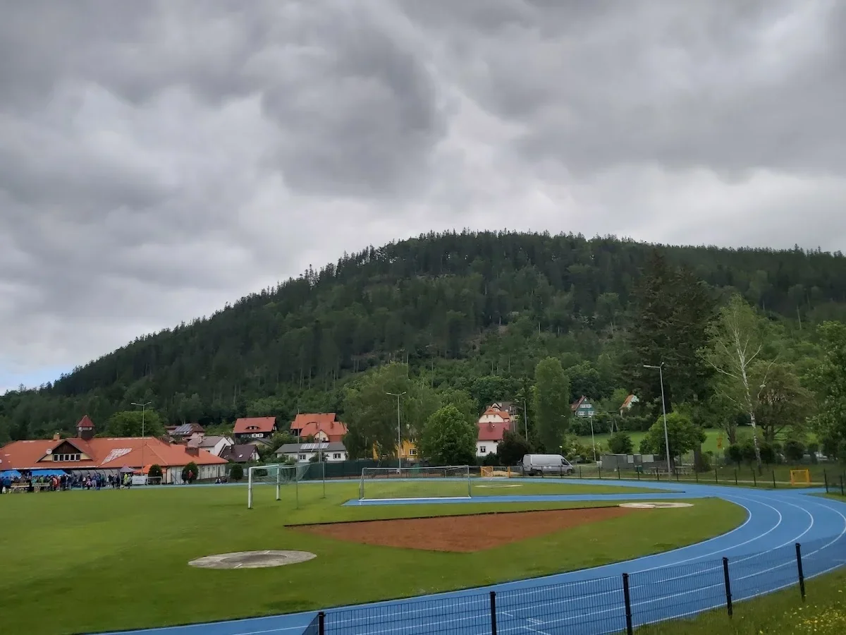 Nastrojowe detale stadionu w Lubawce podczas zimowego eventu sportowego.