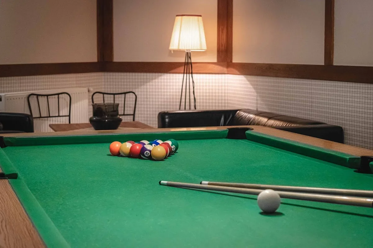 Lifestylowa sala gier w Pensjonacie Granada ze stołem bilardowym.