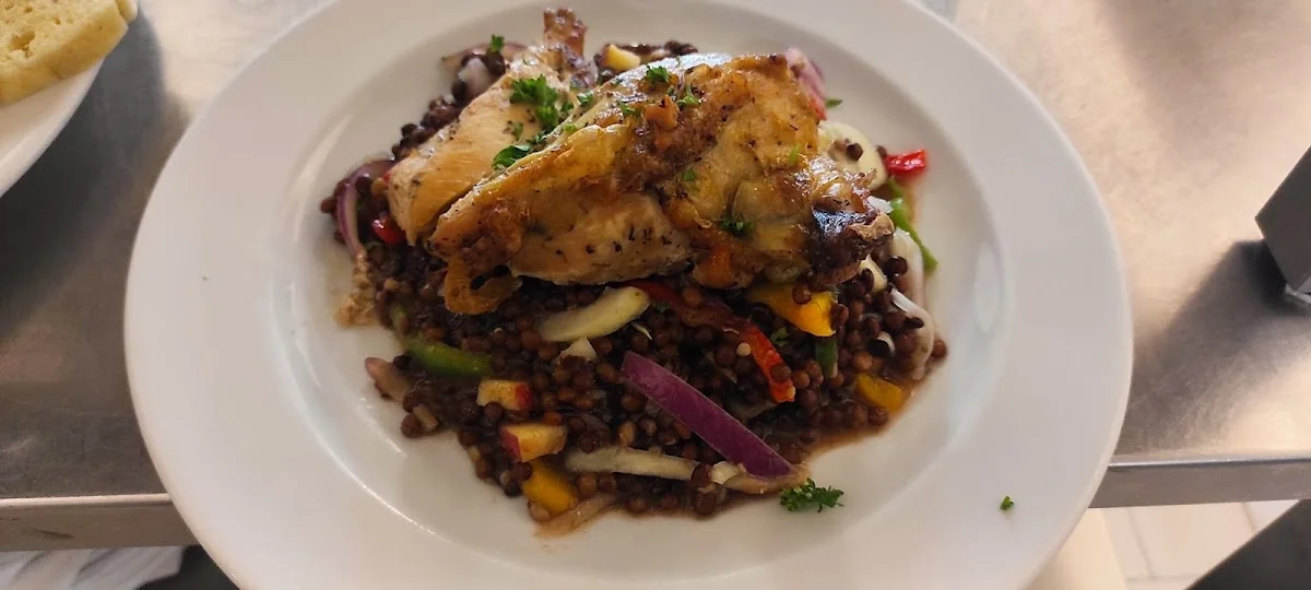 Zimowy widok na chatę.