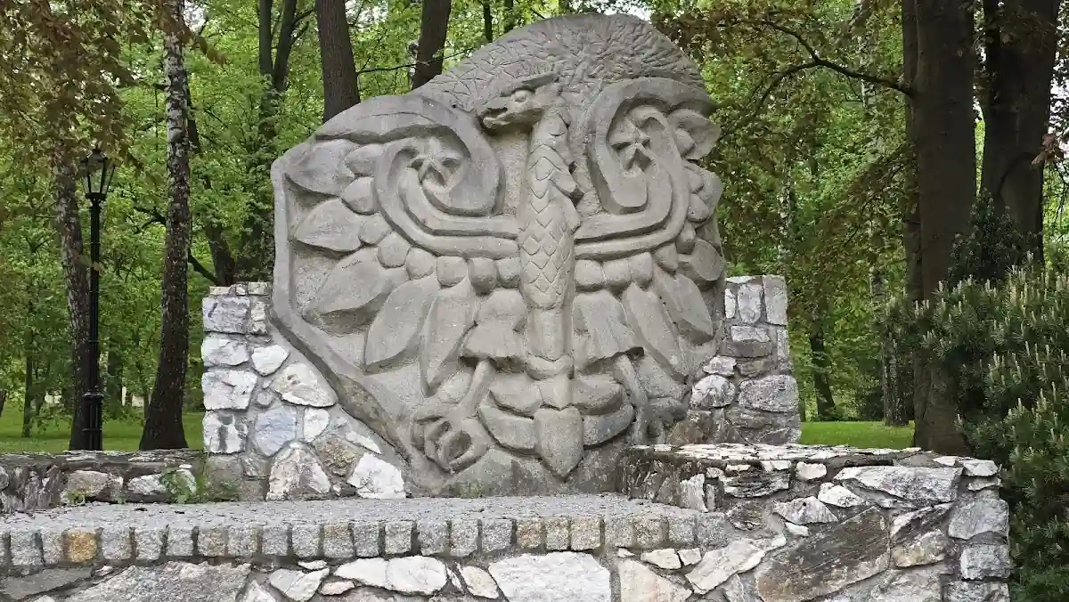 Alejka prowadząca do pomnika.