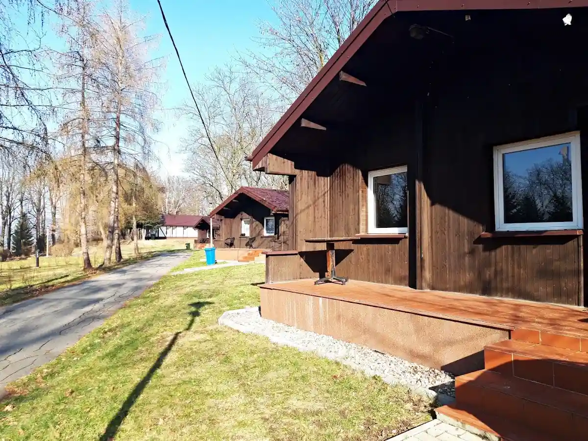 Zabytkowy budynek na stoku.