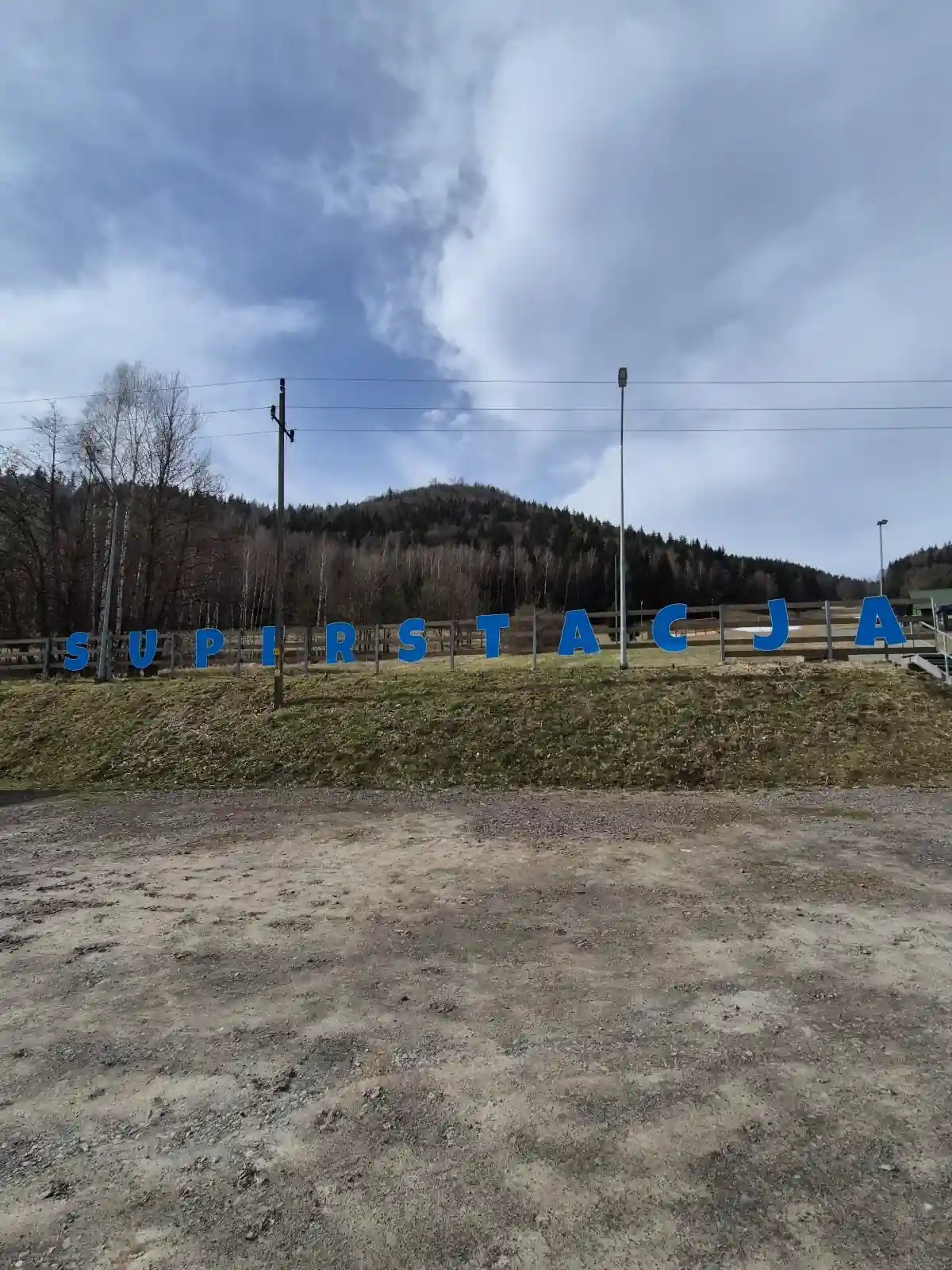 Błękitne niebo i ośnieżone stoki stacji w Pisarzowicach.